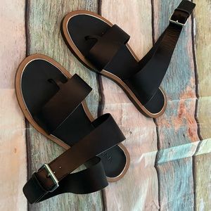 vencie vero cugio black flat sandals hardly used size 8m.
